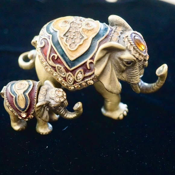 Elephant Mom and Baby Ring Protector - Picture 6 of 10